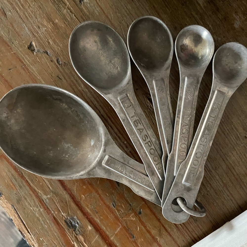 Vintage Metal Measuring Spoons Set